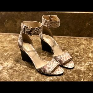 Vince Camuto Sandals Size 8